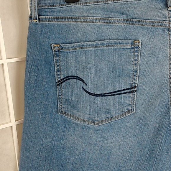 Levi Strauss & co., Distressed jeans shorts - Picture 10 of 10